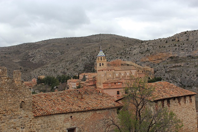 Búlder y escalada en la Sierra de Albarracín con una camper de Wheely Fog