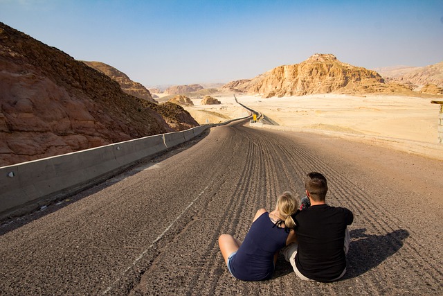 Viaje romántico en verano en autocaravana y camper